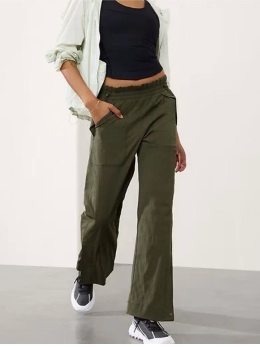 Athleta Trekkie High Rise Parachute Pant in Aspen Olive Size 6